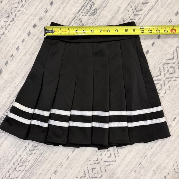 Women’s Classic Black Pleated Mini Skirt White Trim Chic Sporty Flattering Small - Picture 5 of 7